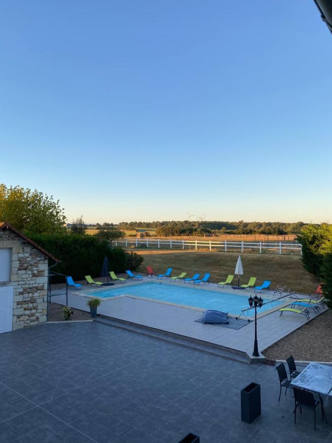 Kourline Villalunoterie Futuroscope Piscine Spa Oyre Exterior photo